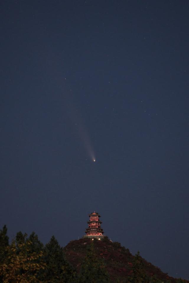 彗星与定都阁神奇同框 夜空亮丽弧线