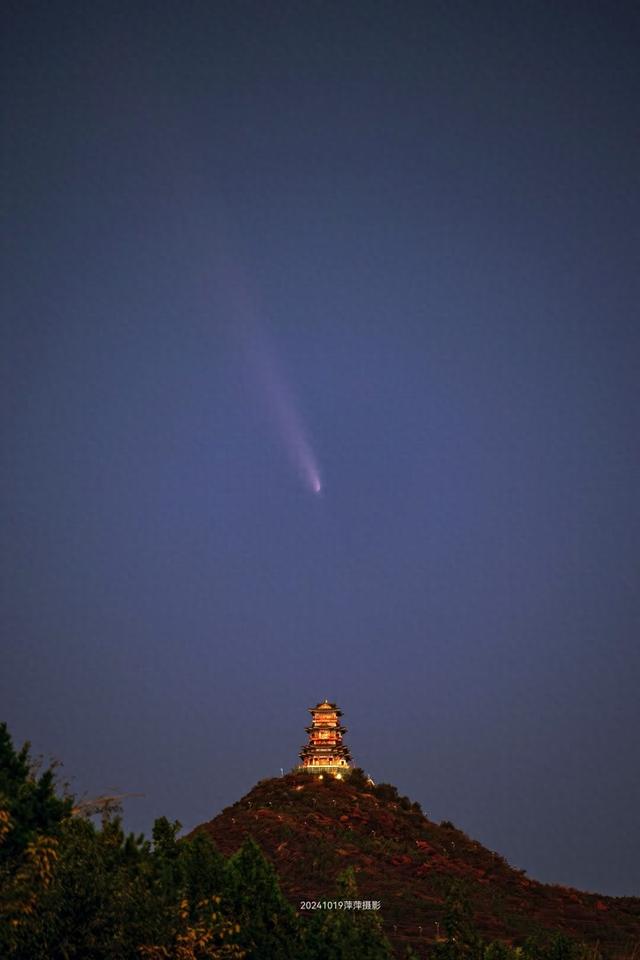 彗星与定都阁神奇同框 夜空亮丽弧线