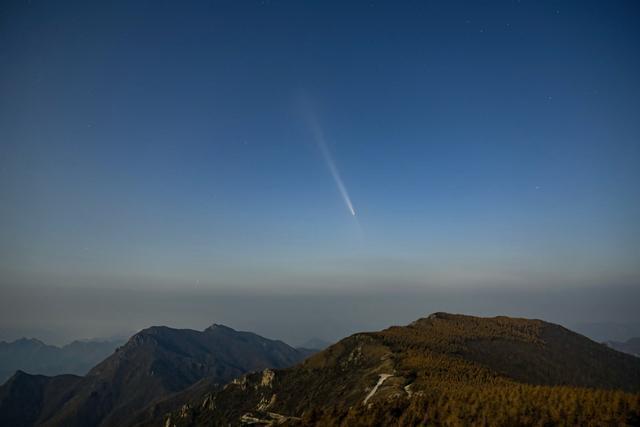 彗星飞过北京上空画面 六万年一遇奇观