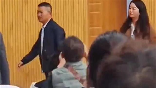 “臭肉”学校董事长 为何如此傲慢？ 插兜离席惹众怒