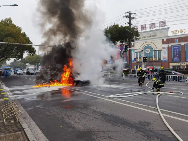 福建漳州一机动车起火撞人 8人受伤司机身亡