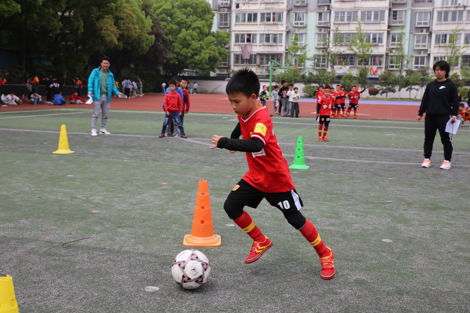 小学趣味足球赛新闻