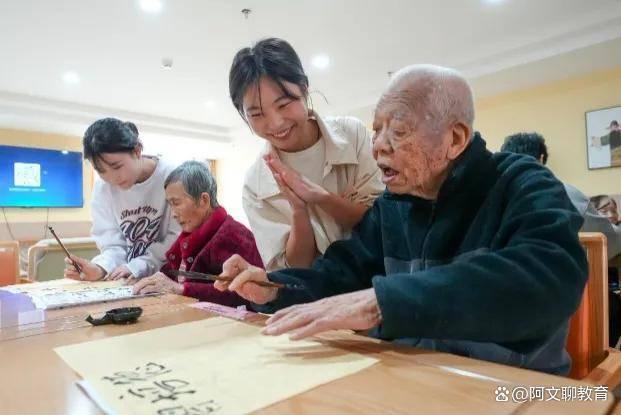 养老服务专业本科生毕业即遭疯抢 就业市场“香饽饽”