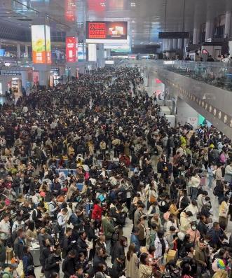 南京南站多趟列车晚点 设备故障致旅客滞留