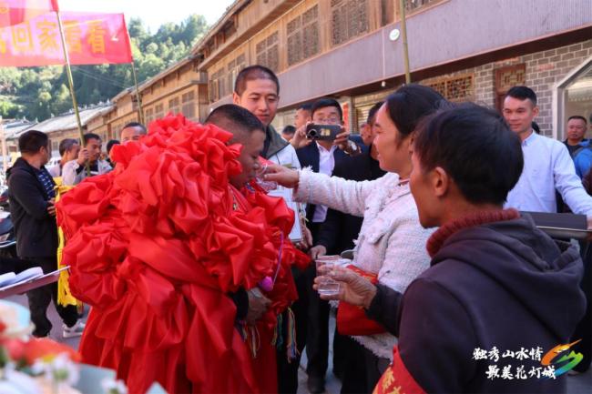 村民给离任驻村第一书记戴满红花 深情送别表感激