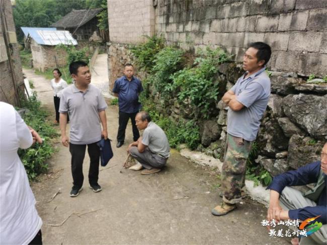 村民给离任驻村第一书记戴满红花 深情送别表感激