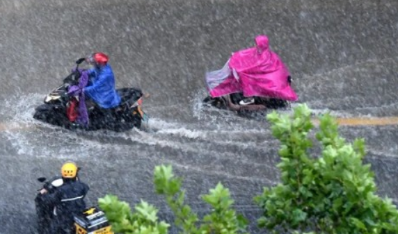 海南暴雨致一对母子落水遇难 台风残涡引发强降水