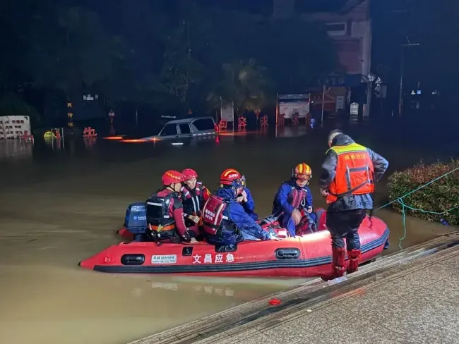 海水倒灌 海口部分区域出现积水 持续强降雨影响严重