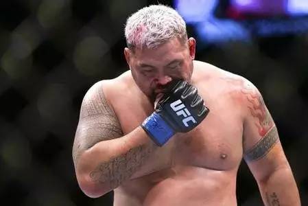 UFC冠军回怼C罗：分不清自信傲慢，把自己的现实投射到别人身上_托普_里亚_夫斯基