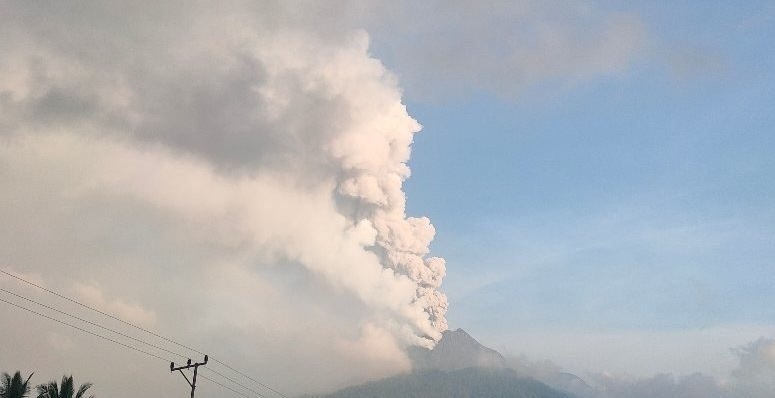 印尼勒沃托比火山喷发造成10人死亡