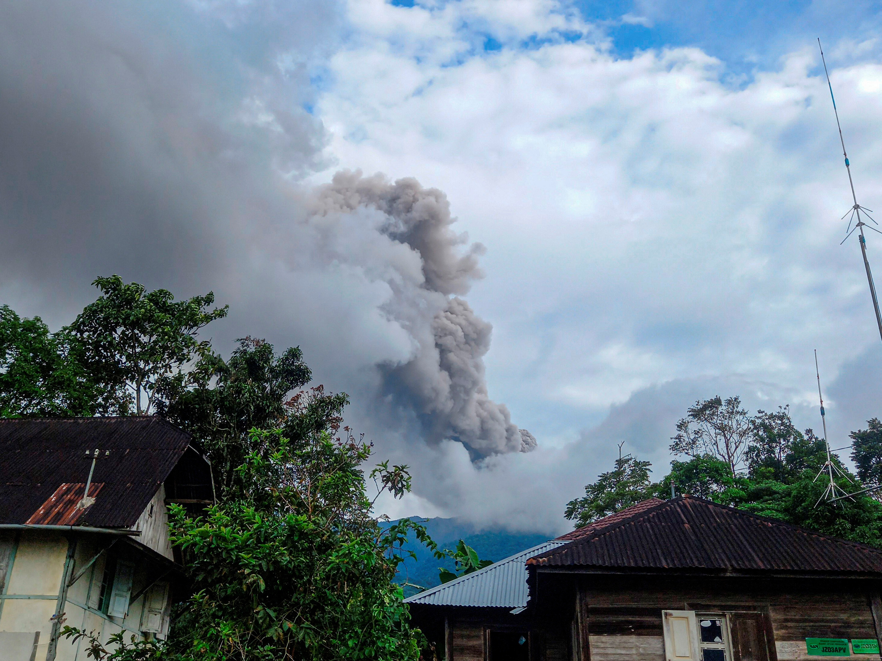 印尼勒沃托比火山喷发造成10人死亡