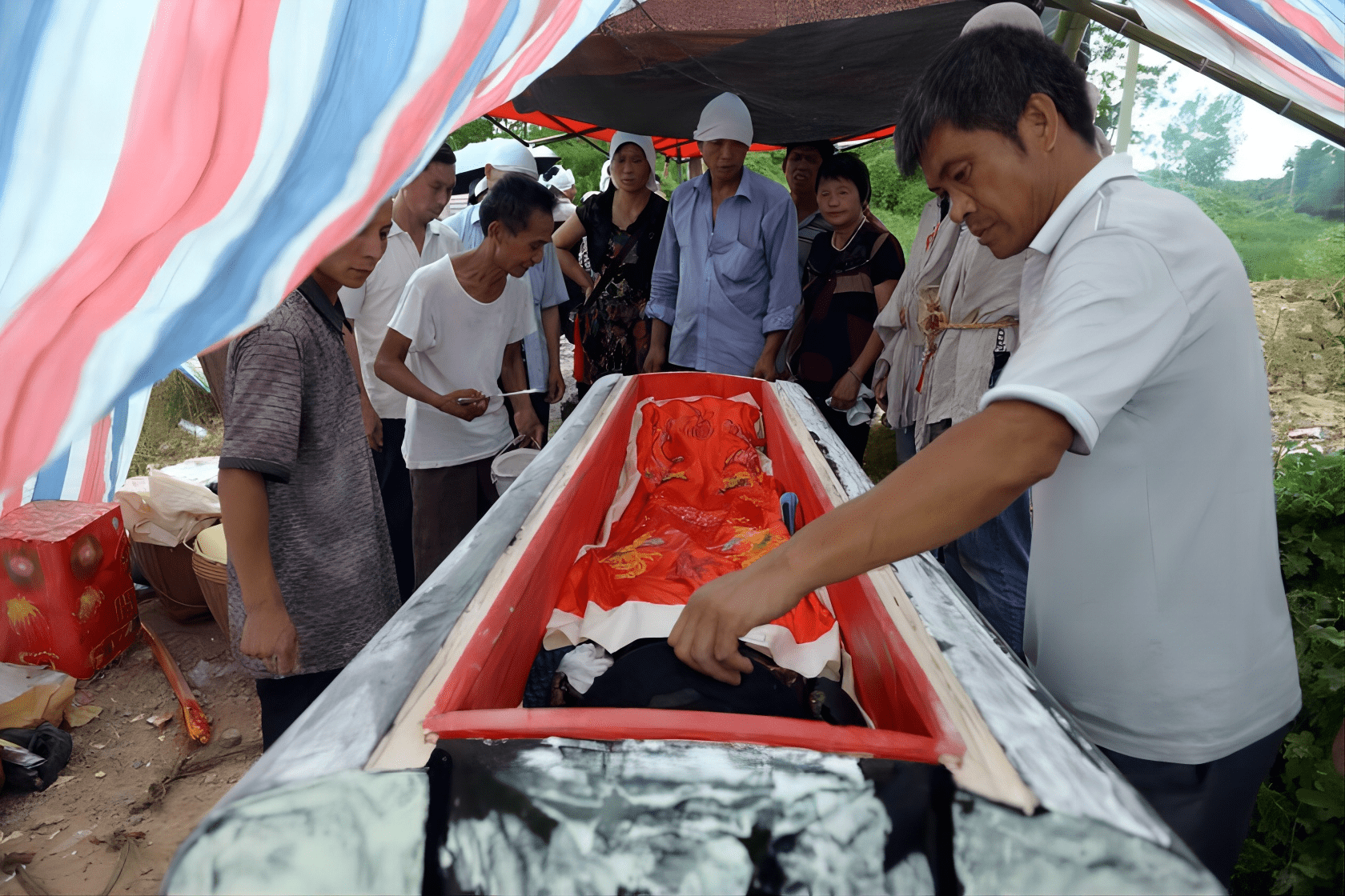 拆棚架意外死者家属路祭 遗孀称丈夫是经济支柱工作一向小心