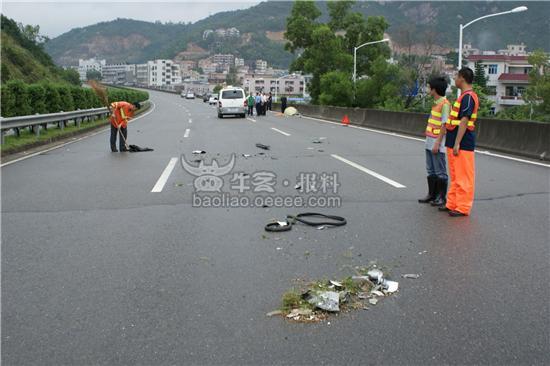 一路跌跌撞撞，但好在有你们的支持，球队才能完成保级目标_余人_球场_动力